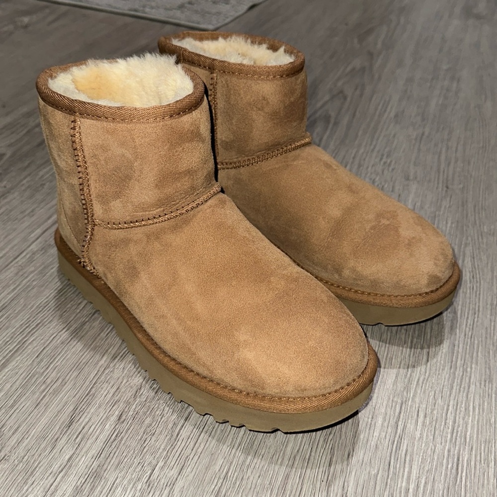 Ugg Classic Mini II in Chestnut, Women’s Size 7
